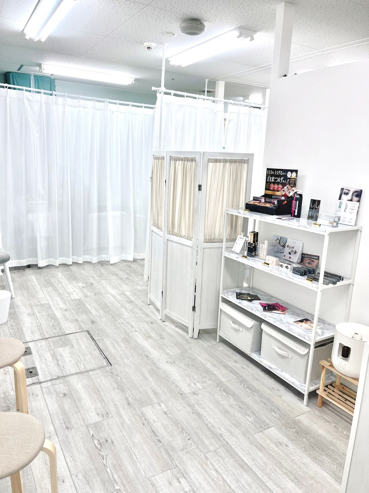 WHITE EYE 枚方店の店内